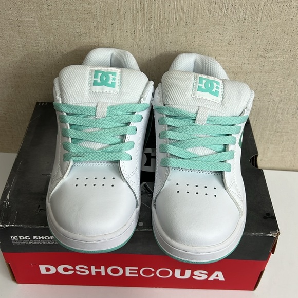 WOMEN’S DC GAVELER SNEAKERS SIZE 6.5 IN WHITE AND MINT - Picture 3 of 9